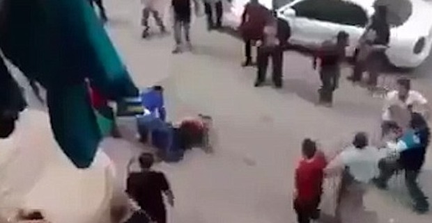 Egitto, tenta di decapitare la moglie in strada: fermato in extremis dai passanti