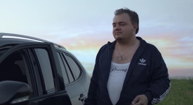 Roman Burtsev, sosia russo di Leonardo DiCaprio, in una scena dello spot (complex.com)