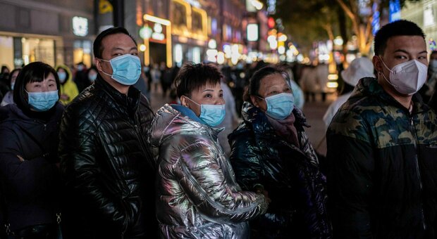 Covid, a Pechino tornano in lockdown 500 mila persone. Nuovo ciclo di test per un focolaio