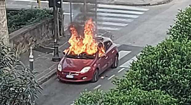 L'auto prende fuoco mentre sta guidando, paura Nocera: salvo