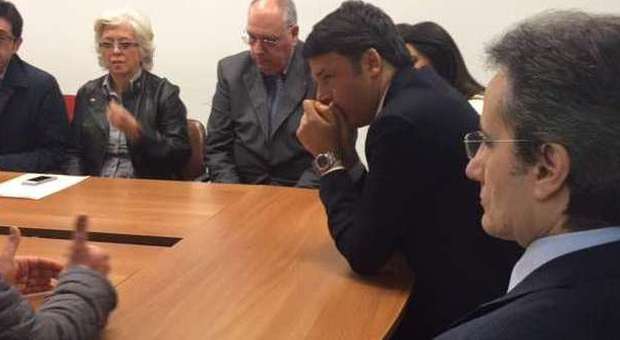 Renzi incontra una delegazione di operai dell'ex Indesit. Caldoro: «Regione attenta, lunedì l'incontro»