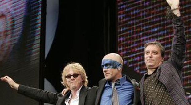 Mike Mills, Michael Stipe e Peter Buck nel 2005 (foto Lefteris Pitarakis - Ap)