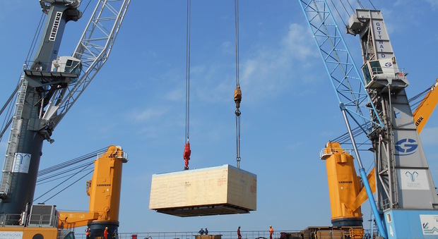 Porto, una nuova gru da 150 tonnellate: solleva fino a 120 metri al minuto