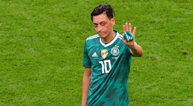 Russia 2018, Afd attacca Ozil: «Germania torni tedesca»