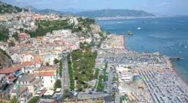 Vietri sul Mare, raid contro gruppo di turisti campani: auto danneggiate e valigie rubate
