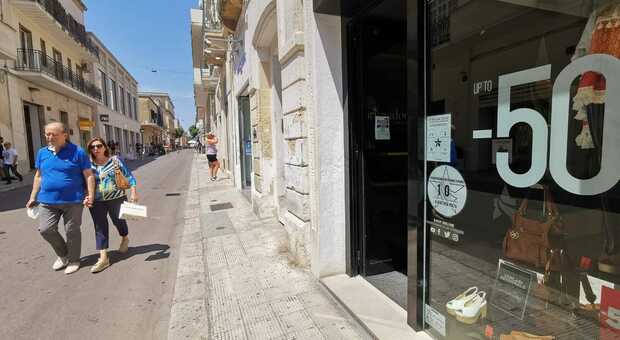 Lecce, shopping con lo sconto in attesa dei saldi
