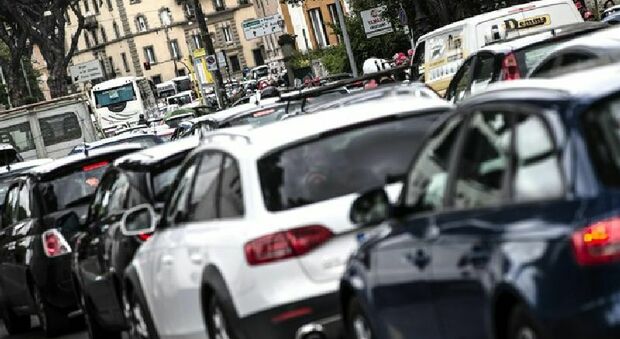 Quante auto ci sono nelle nostre città? A Lecce il numero più alto in Puglia. Frosinone prima in Italia