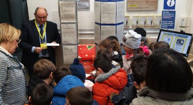 Rieti, gli alunni della Minervini scrivono a Babbo Natale: l'iniziativa di Poste Italiane