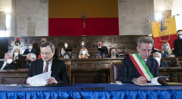Draghi firma il Patto per Napoli: «Il Sud deve mantenere la centralità che merita». Investimento di 1,3 miliardi per i prossimi 20 anni