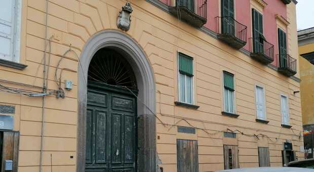 Napoli, cavi penzolanti dall'edificio storico di Barra: l'sos per Villa Roomer