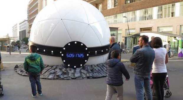 Napoli, mistero in via Toledo: spunta una gigante sfera con timer| Foto e video