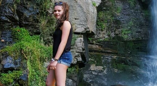 Celine Frei Matzohl, ragazza di 21 anni uccisa a coltellate a Bolzano: il corpo trovato nella casa dell'ex, lui è scomparso