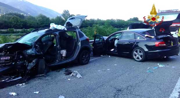 Sorpasso azzardato in Feltrina: schianto fra tre auto e traffico in tilt