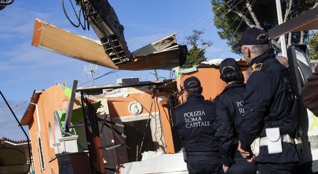 Roma, 30 giorni per sgomberare tutte le ville: trovata cocaina