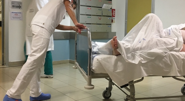 Roma, la grande fuga dagli ospedali: «Nel Lazio il record di chi va a curarsi fuori»