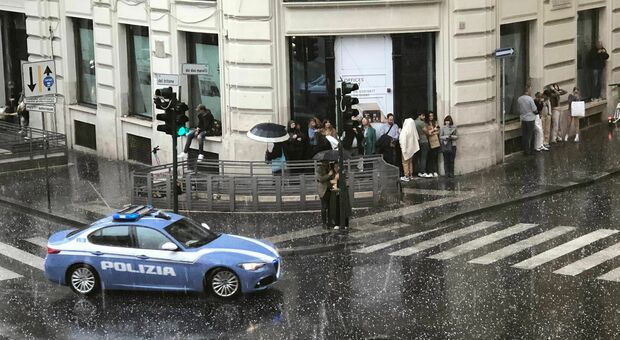 Maltempo a Roma, grandinata violentissima: caos in centro, i turisti si riparano sotto i balconi FOTO