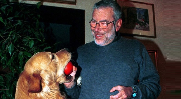 Danilo Mainardi alcuni anni fa con il suo cane Orso (archivio Gazzettino)
