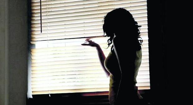 Perseguita l'ex fidanzato con cartelloni e finta gravidanza: a processo per stalking