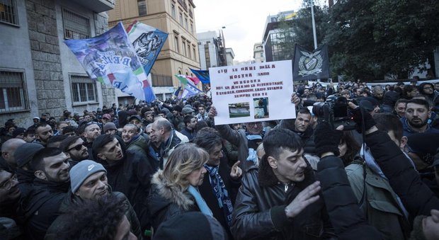 Lazio, sit-in dei tifosi sotto la Figc contro gli arbitri: «Rispetto o guerra»