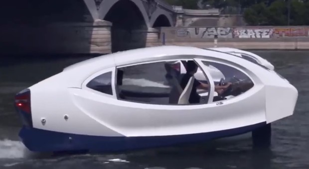 Il 'taxi volante' viaggia sul fiume, la polizia ferma i veicoli del futuro