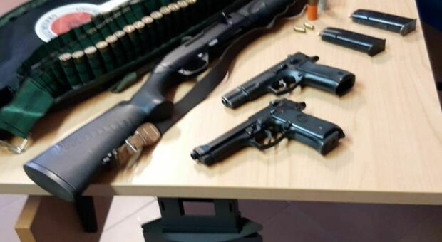 Quindici: pistole, fucili e cartucce in casa di un pregiudicato per mafia
