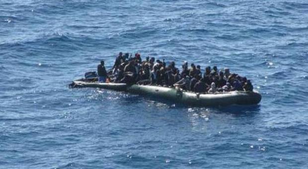 Migranti, nuova tragedia nel Canale di Sicilia: recuperati 17 cadaveri, 217 salvati sui gommoni