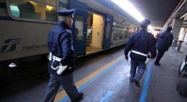 Sputi, spinte e insulti ai passeggeri del treno: identificata la baby gang