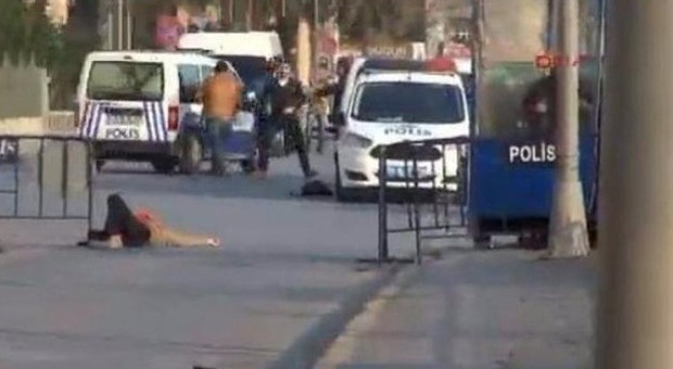 Turchia, nuovo assalto a Istanbul: uomo armato nella sede dell'Akp, uccisa una donna kamikaze