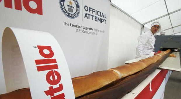 Expo, record per golosi: la baguette alla Nutella più lunga del mondo -Guarda