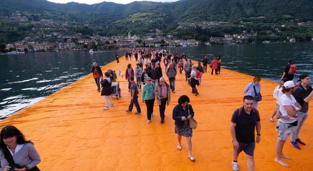 "Sul Lago d'Iseo si cammina sulle acque": in migliaia sulla passerella dell'artista - Guarda