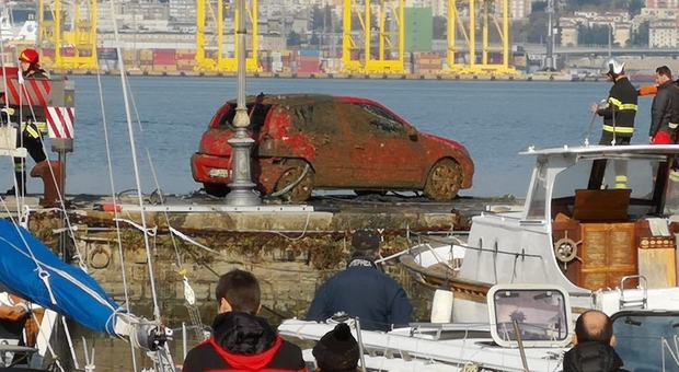 Auto ripescata dal mare, a bordo un cadavere: sarebbe un uomo scomparso nel 2016