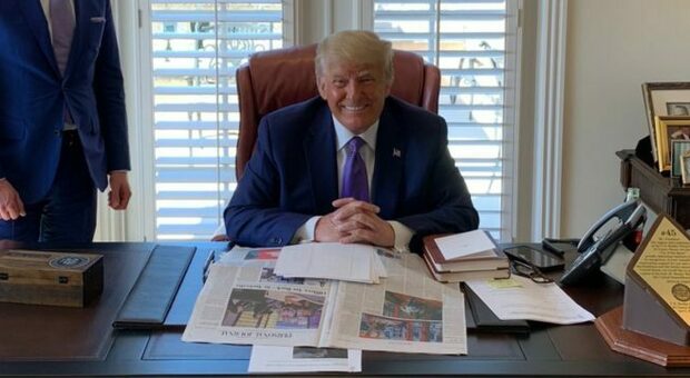Donald Trump, una foto su twitter svela il suo nuovo studio: è una copia dello Studio Ovale. Ecco tutti i dettagli