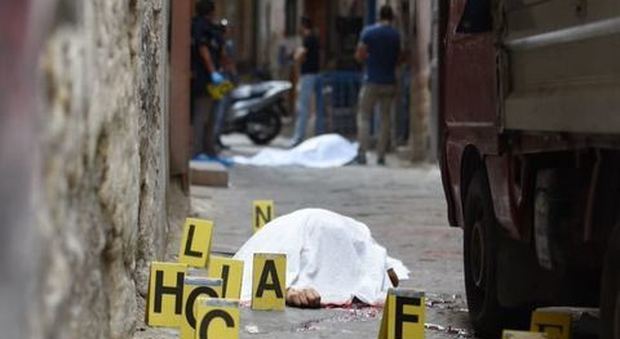 Napoli, duplice omicidio tra la folla: torna la guerra tra clan nel Borgo di Sant'Antonio