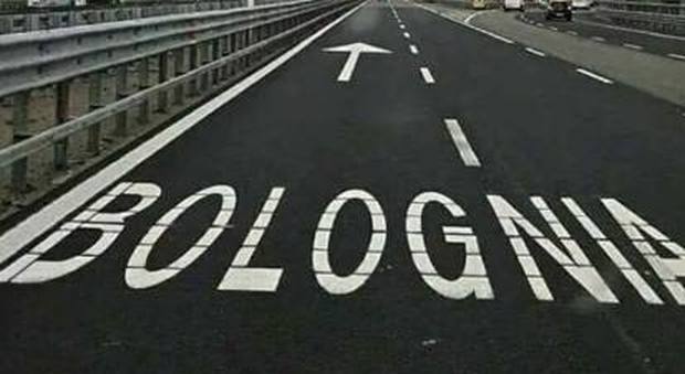 Strafalcione in tangenziale, la scritta per le indicazioni stradali diventa 'Bolognia'
