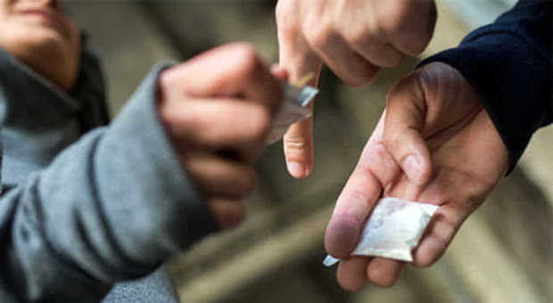 A spasso per la città con la droga in tasca: 43enne ai domiciliari