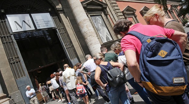 Turismo a Napoli, la ripresa è lenta: aperto solo un hotel su 10