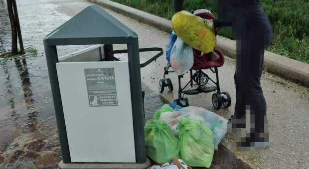 Getta rifiuti vicino al contenitore delle deiezioni canine, donna multata a Fondi