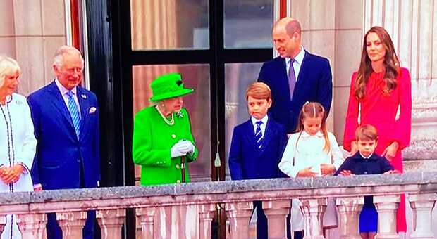 La Regina Elisabetta riappare in pubblico: il saluto dal balcone di Buckingham Palace