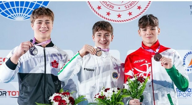 Cose turche: l'anconetano Tommaso Brugnami (al centro) campione del Mondo juniores al volteggio ad Antalya.
