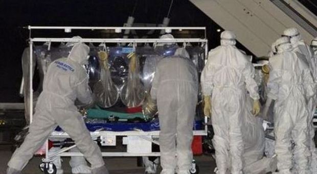 Ebola, i medici: peggiorate le condizioni dell'infermiere ricoverato allo Spallanzani
