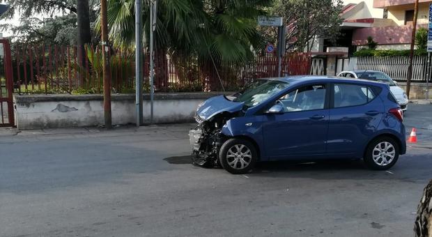 Violento scontro tra 2 auto: feriti 5 operai e una donna