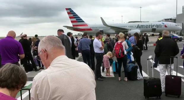 Manchester, evacuato aeroporto: allarme per una valigia abbandonata