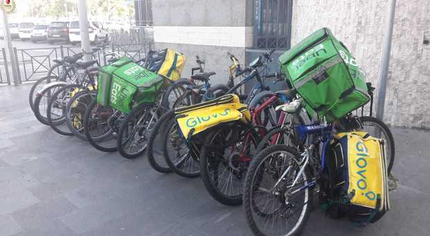 Roma, rimosse 30 bici dei rider: le borse per gli alimenti erano incustodite e in pessime condizioni igieniche