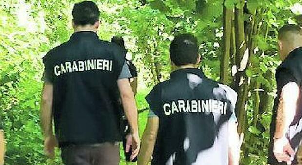 I carabinieri alla ricerca di Mimì Manzo