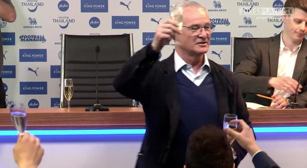 Leicester, Ranieri brinda con la stampa: "Ci rinforzeremo, ma senza top player"