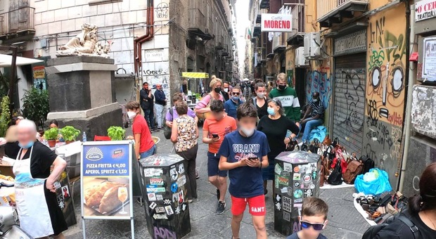 Napoli, al centro storico tornano i turisti ma c'è anche l'invasione delle borse «pezzotte»
