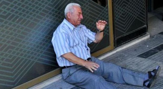 Un pensionato piange davanti ad una banca a Salonicco