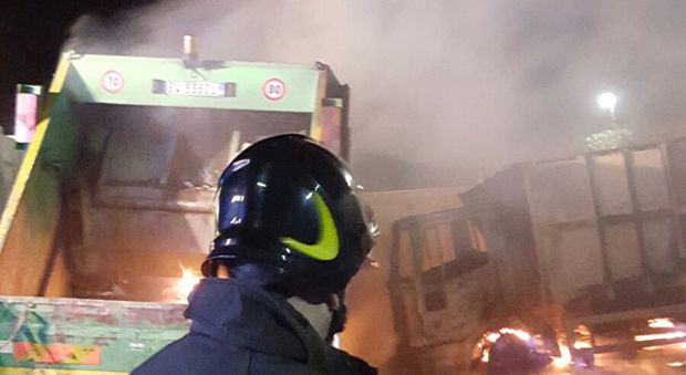Tre camion in fiamme, l'omba del racket