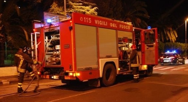 Roma, baracca in fiamme: dentro c'e il cadavere carbonizzato di una donna
