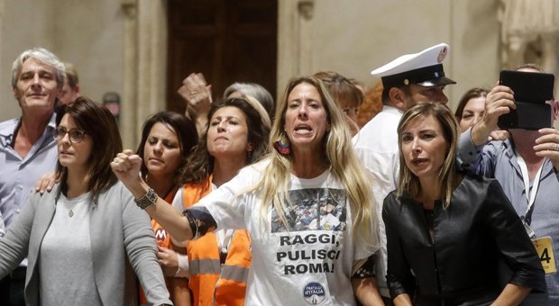 Roma, Raggi: «Ama rimarrà pubblica e non fallirà»